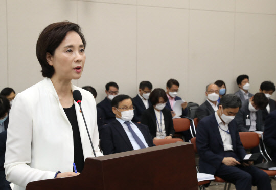 유은혜 교육부총리 겸 교육부 장관이 28일 국회 교육위원회에서 발언하고 있다.   [연합뉴스]
